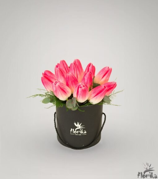 juoda gėlių dėžutė su rožinėmis tulpėmis