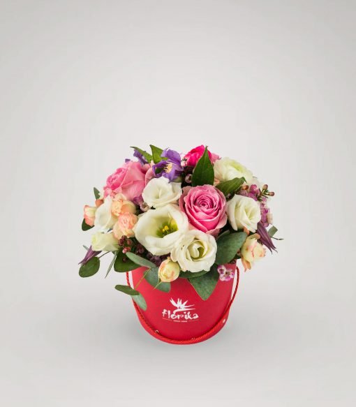 Raudona dėžutė su įvairiomis gėlėmis