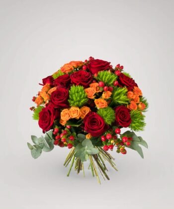 Gėlių puokštė "Aistra" su raudonomis rožėmis ir kitomis gėlėmis