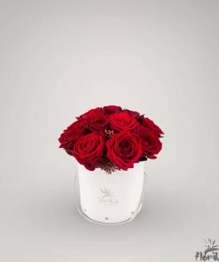 Белая коробка с красными розами средняя
