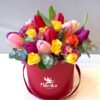 Raudona dėžutė su tulpėmis ir kitomis gėlėmis