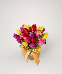 Коробка с тюльпанами разных цветов