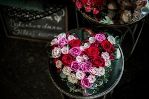 Širdies formos kompozicija iš rožių