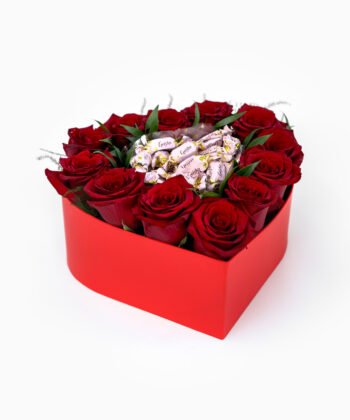 Širdies formos kompozicija su rožėmis ir saldainiais