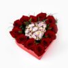 Širdies formos kompozicija su rožėmis ir saldainiais