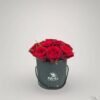 Juoda gėlių dėžutė su raudonomis rožėmis