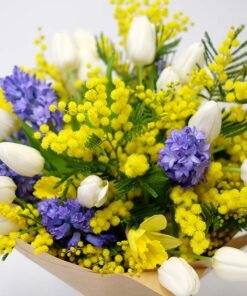 Geltonų ir mėlynų gėlių puokštė