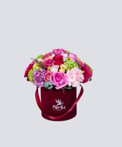 Įvairios ryškios gėlės aksominės spalvos gėlių dėžutėje