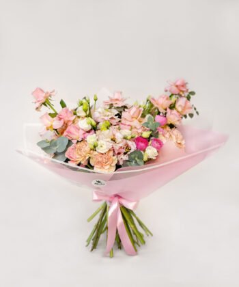 Puokštė iš rožinių ir kreminių gėlių