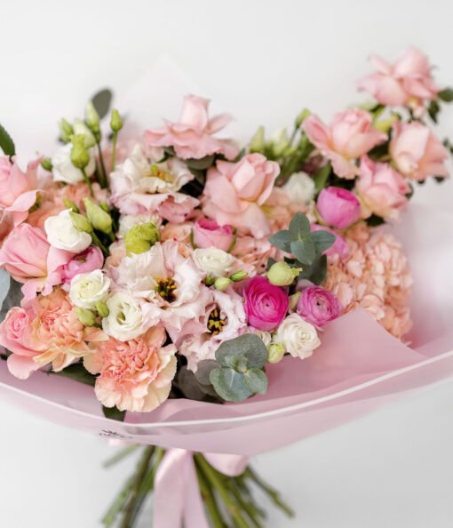 Puokštė iš rožinių ir kreminių gėlių