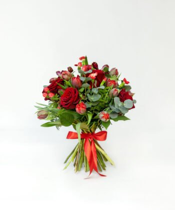 Puokštė su raudonom rožėm ir raudonom tulpėm