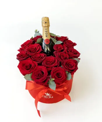 Коробка красных роз с бутылкой шампанского Moet.