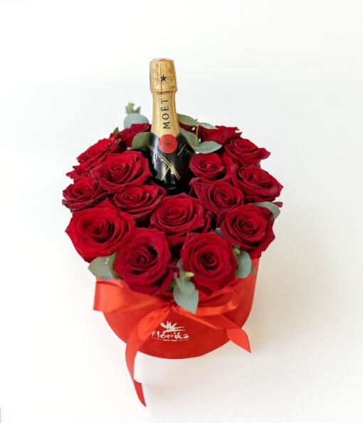 Коробка красных роз с бутылкой шампанского Moet.