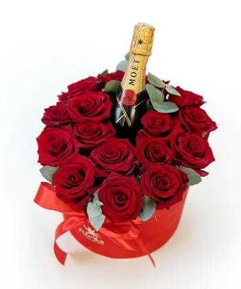 Коробка красных роз с бутылкой шампанского Moet.