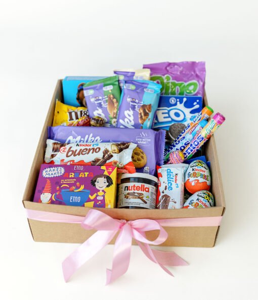 Коробка с разными сладостями
