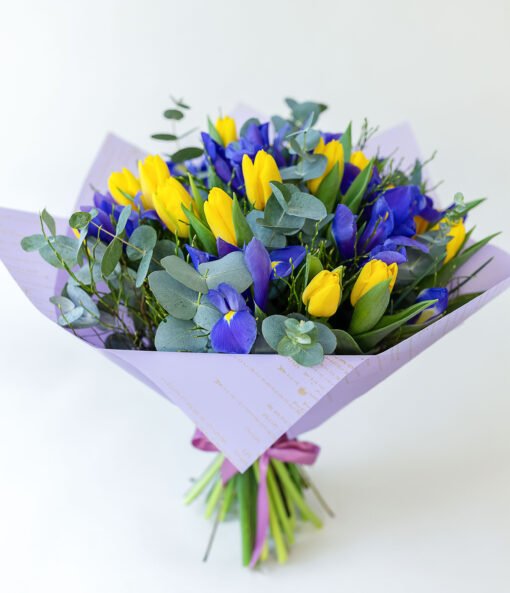 Geltonų tulpių ir mėlynų irisų puokštė