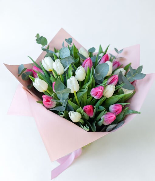 Bouquet of whote and pink tulips