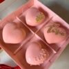 4 rožiniai širdies formos pyragėliai rožinėje dėžutėje