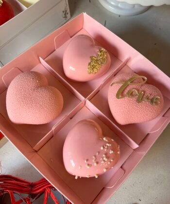 4 розовых торта в форме сердечек в розовой коробке