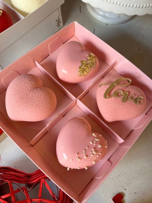 4 rožiniai širdies formos pyragėliai rožinėje dėžutėje