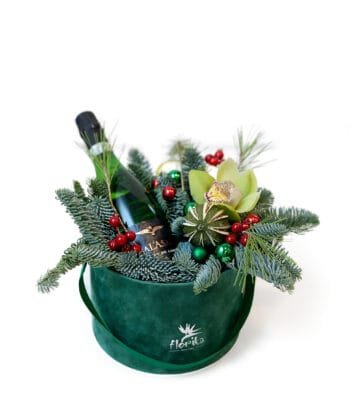 Праздничный подарок в велюровой коробке