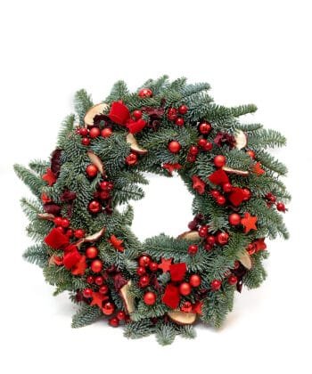 Рождественский венок с красными украшениями