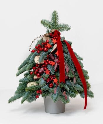 Рождественская елка с красными украшениями