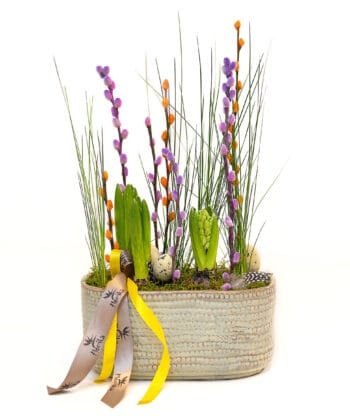 Pavasarinė kompozicija keramikiniame lovelyje